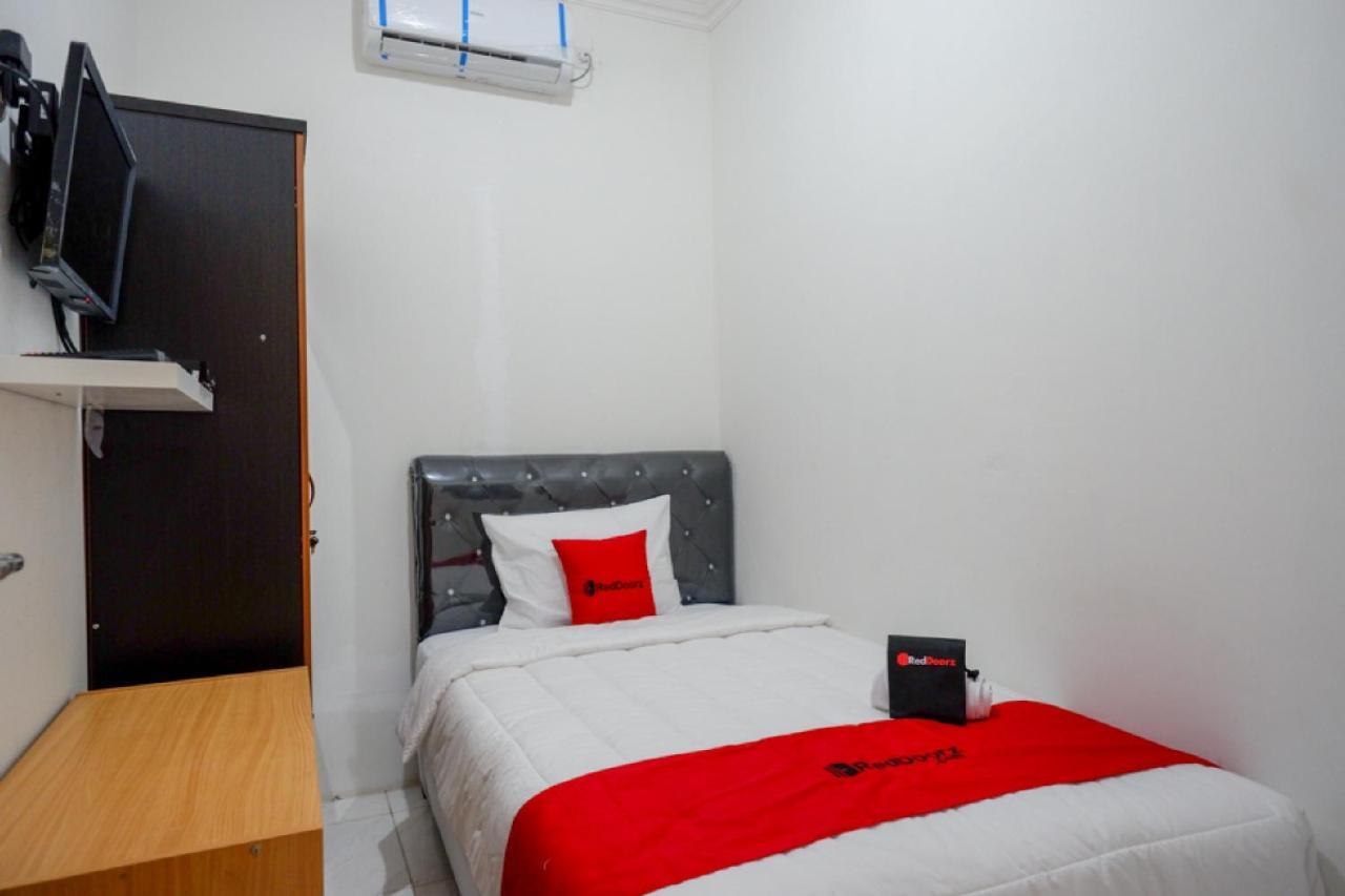 Wisma tamu Reddoorz Near Kota 2*